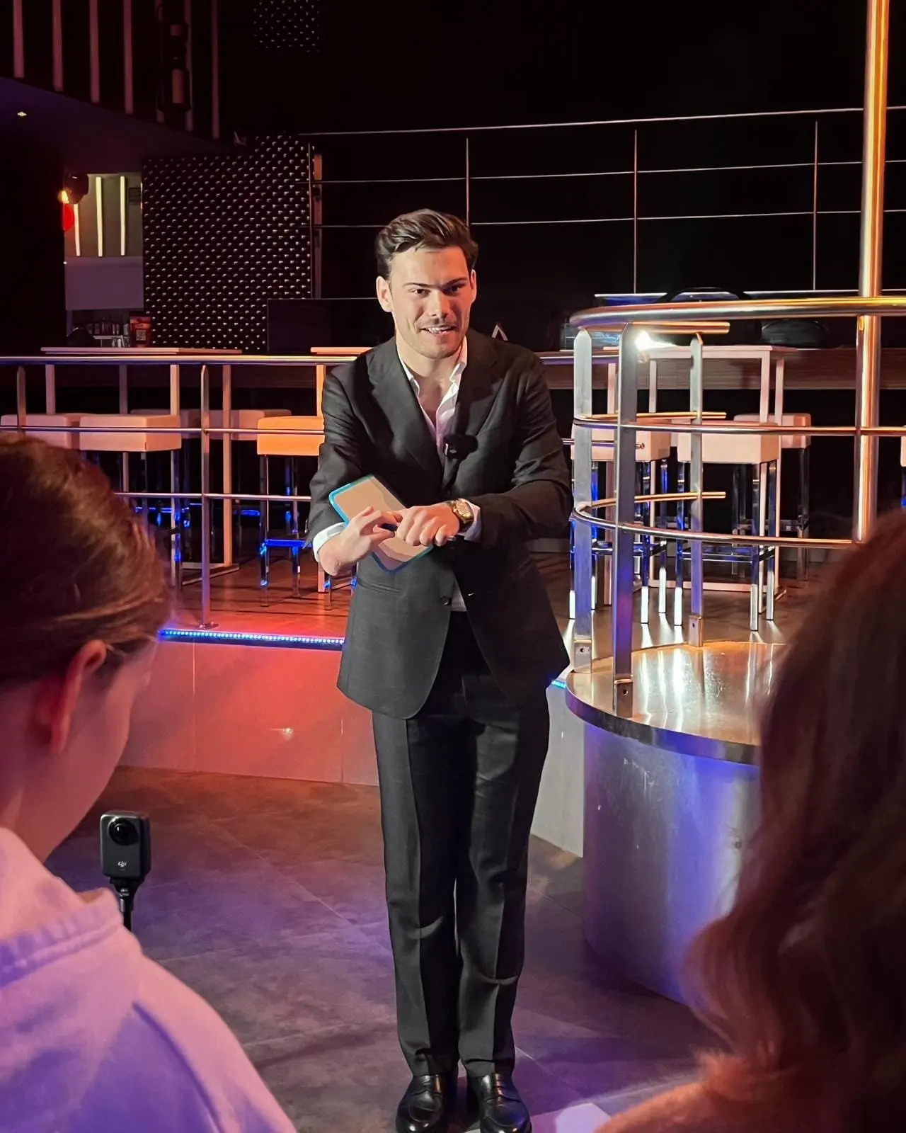 Wout De Sutter voert een kaarttruc uit voor een klein publiek