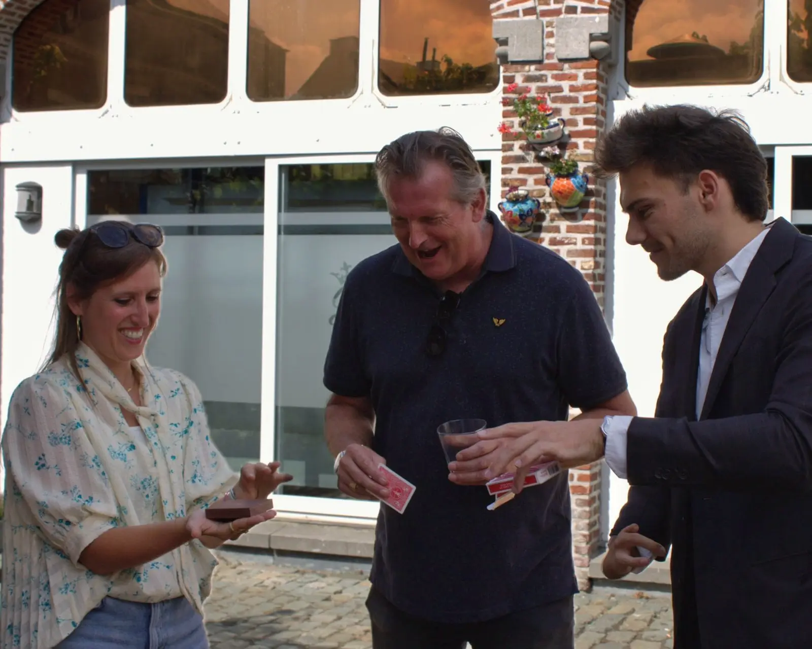 Wout De Sutter treedt op voor aandachtige gasten tijdens een evenement