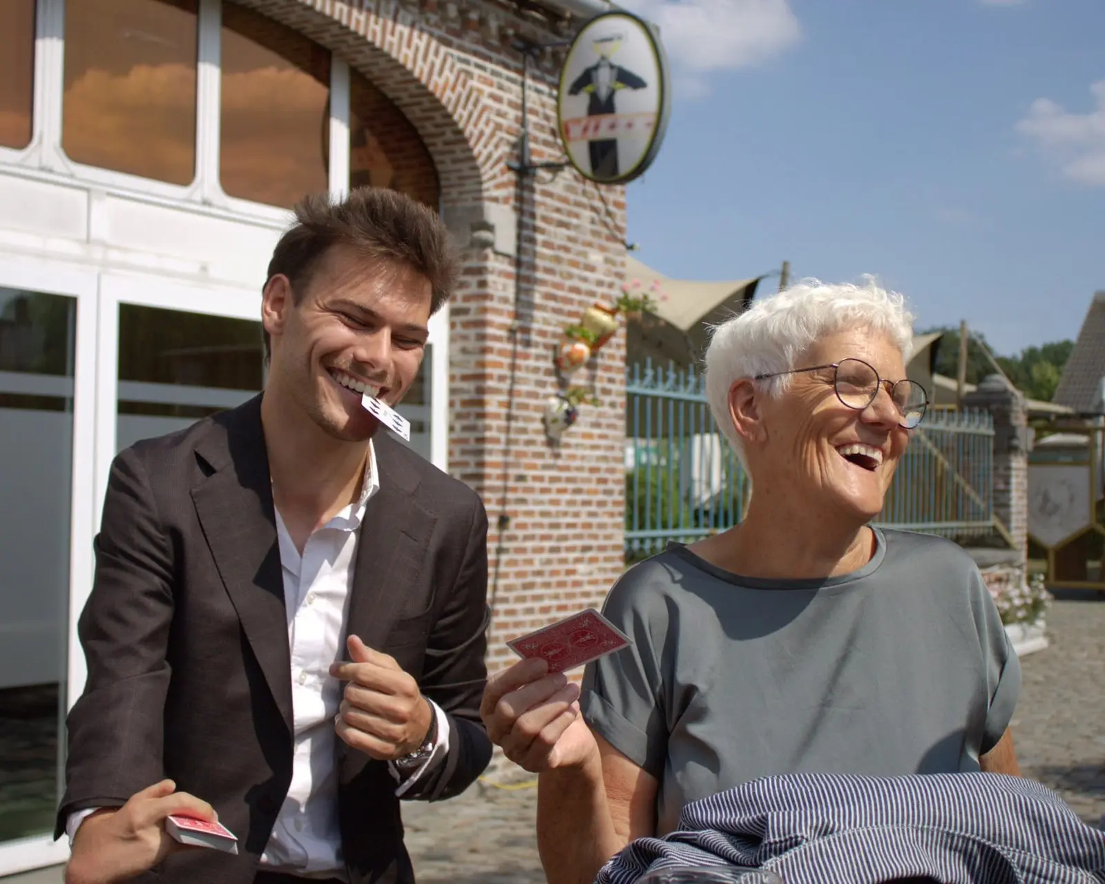 Een gast lacht tijdens close-up magie van Wout De Sutter